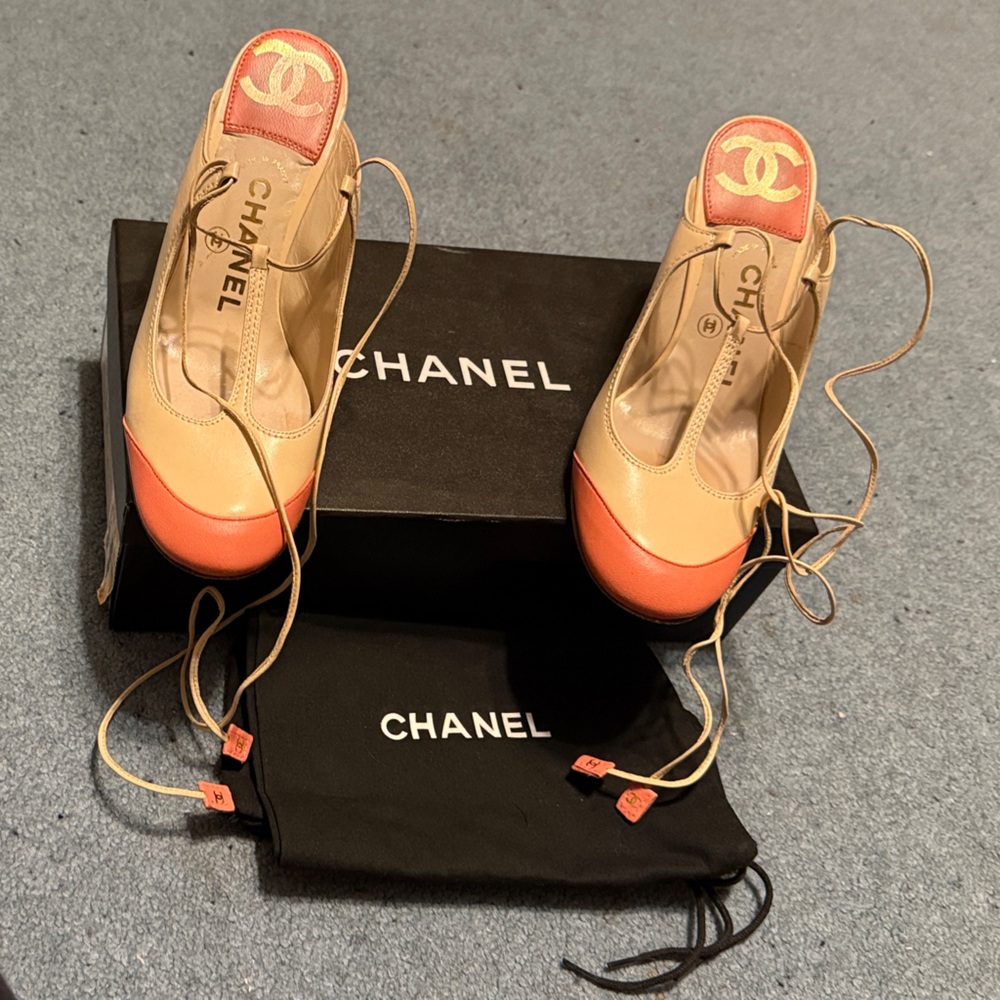 CHANEL salmon & cream straps shoes 4” heels size 6.5